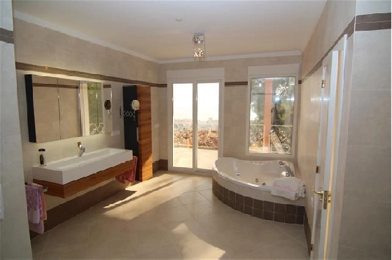 Villa in Calpe zu verkaufen, Wohnfläche 278 m², Baujahr 2010, Zustand neuwertig, + Zentralheizung, Grundstück 980 m², 3 Schlafzimmer, 3 Badezimmer, Pool, ref.: B-0913-6