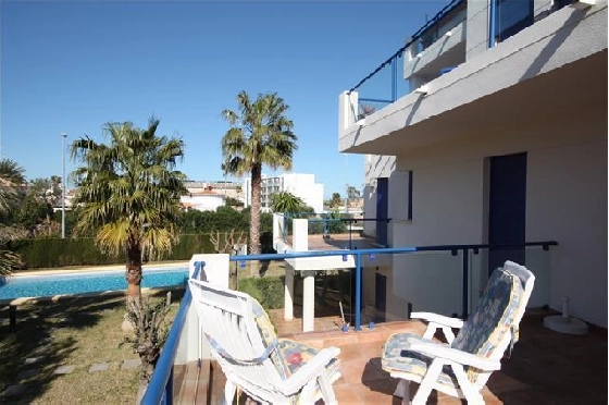 Balkon mit Sicht auf Pool, unweit vom Strand